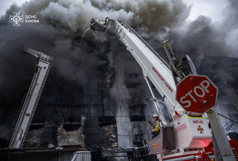 У Києві досі ліквідують наслідки нічного обстрілу: фото