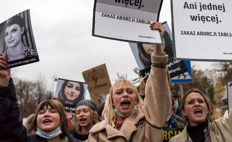 Польщу накрили масові протести у зв'язку зі смертю вагітної жінки