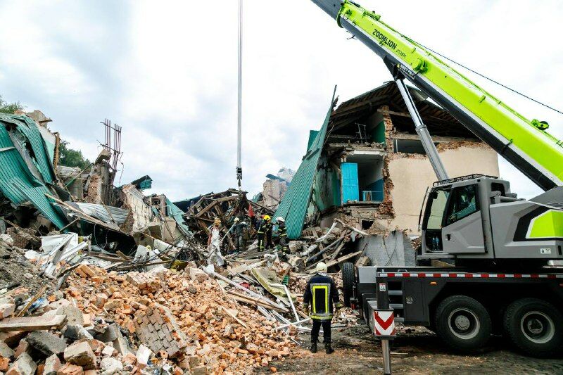 Обстрел Дома культуры в Чугуеве: из-под завалов достали несколько тел