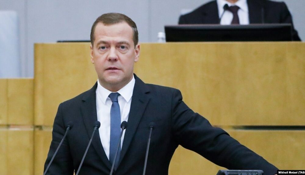 Медведев сравнил Зеленского с Гитлером Медведев сравнил Зеленского с Гитлером