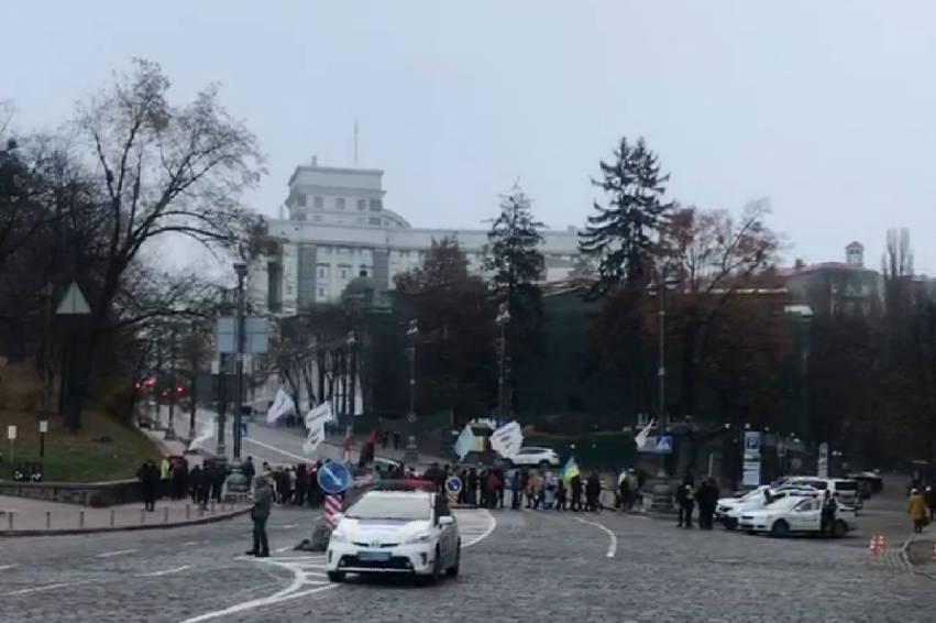 Митингующие заблокировали движение в правительственном квартале