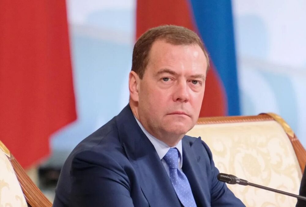 ”Мир движется в глубокую пропасть”: Медведев язвительно прокомментировал обращение Байдена 