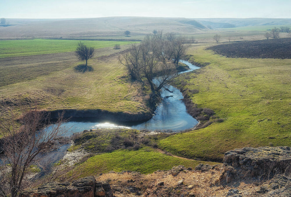 В Мариуполе оккупанты засыпали русло реки Кальчик: видео