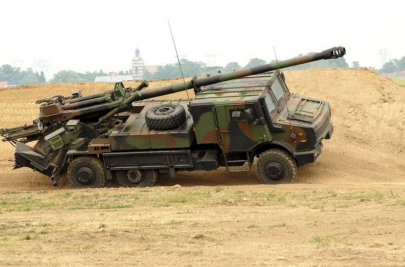 Макрон заявив про готовність передати Україні більше важкого озброєння