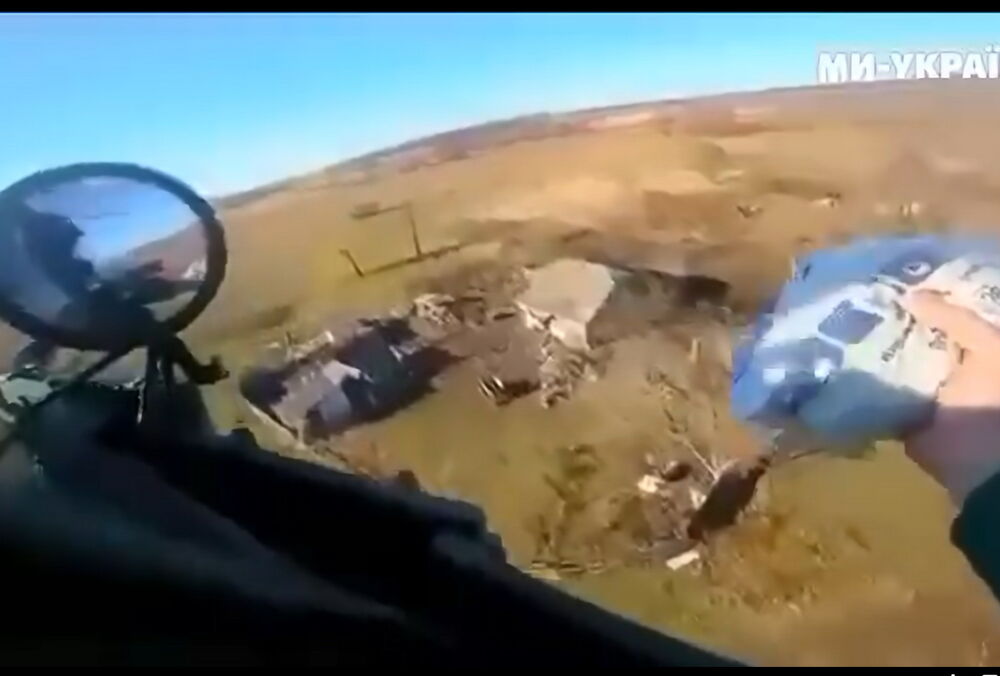 Пилоты украинского вертолета сбросили конфеты девочке, которая постоянно им махала: видео