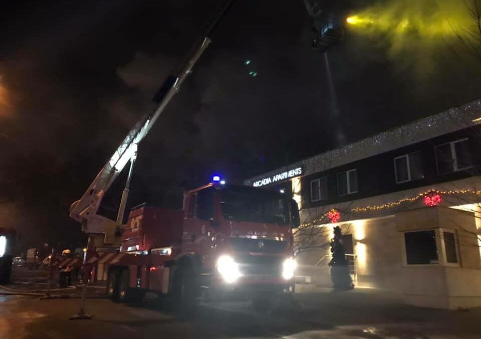 В курортном районе Одессы вспыхнул пожар: есть погибшие