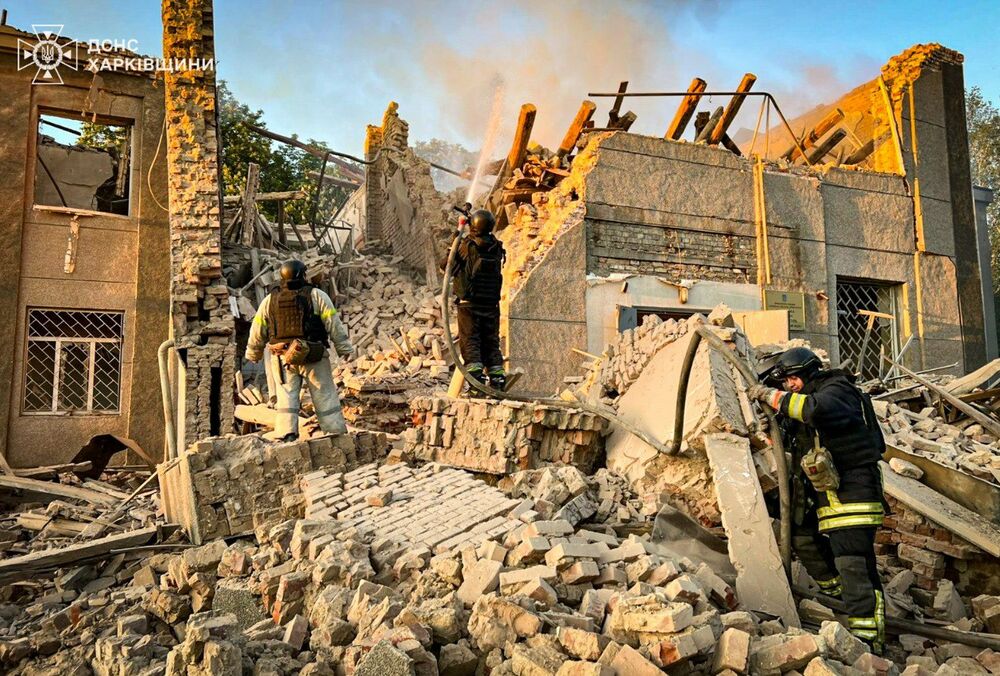 Росіяни вдарили по адмінбудівлі селища Великий Бурлук, зруйнувавши її: фото