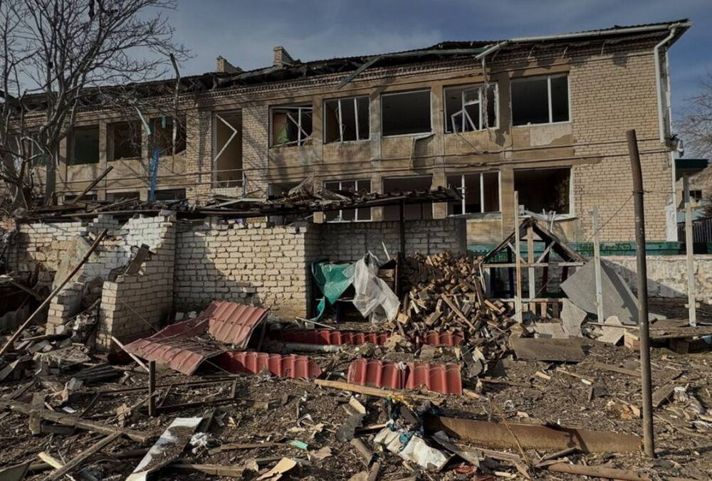 Росія скинула КАБи на дитячий садок та підприємство в Херсоні: кількість поранених зростає (фото, відео)