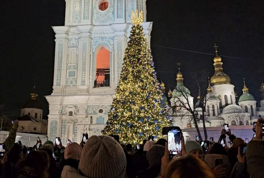 В Киеве открыли главную новогоднюю елку