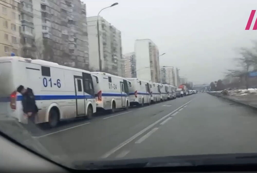 К церкви, где будут отпевать Навального пригнали десятки автозаков и глушат интернет