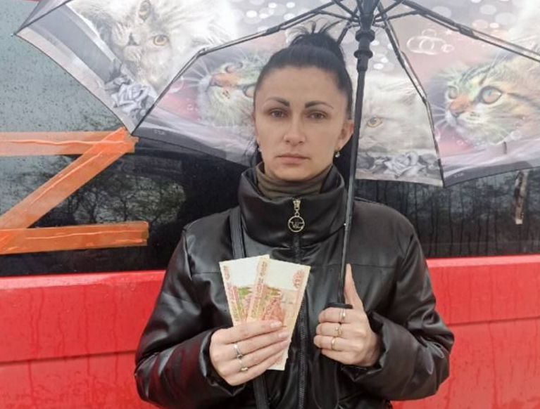 Заработали на бигуди: герой ”Холостяка” высмеял странный флешмоб со вдовами оккупантов