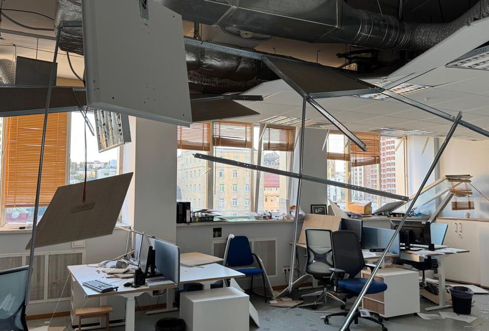 Через російську атаку у Києві пошкоджено будівлю місії ЄС: фото