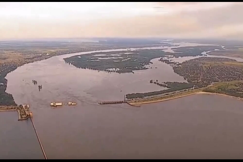 Как выглядит разрушенная Каховская ГЭС с высоты: видео