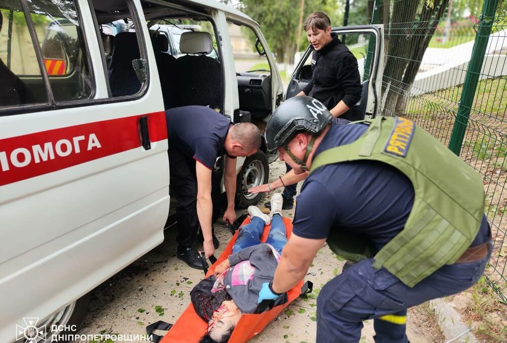 Россияне прицельно обстреляли медиков в Никополе: есть погибший