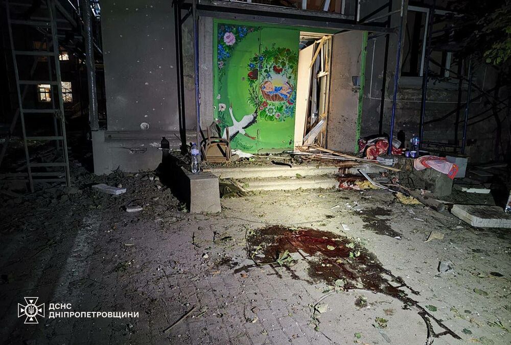 Россия обстреляла Каменское, двое погибших: пострадали роддом и больница (фото)