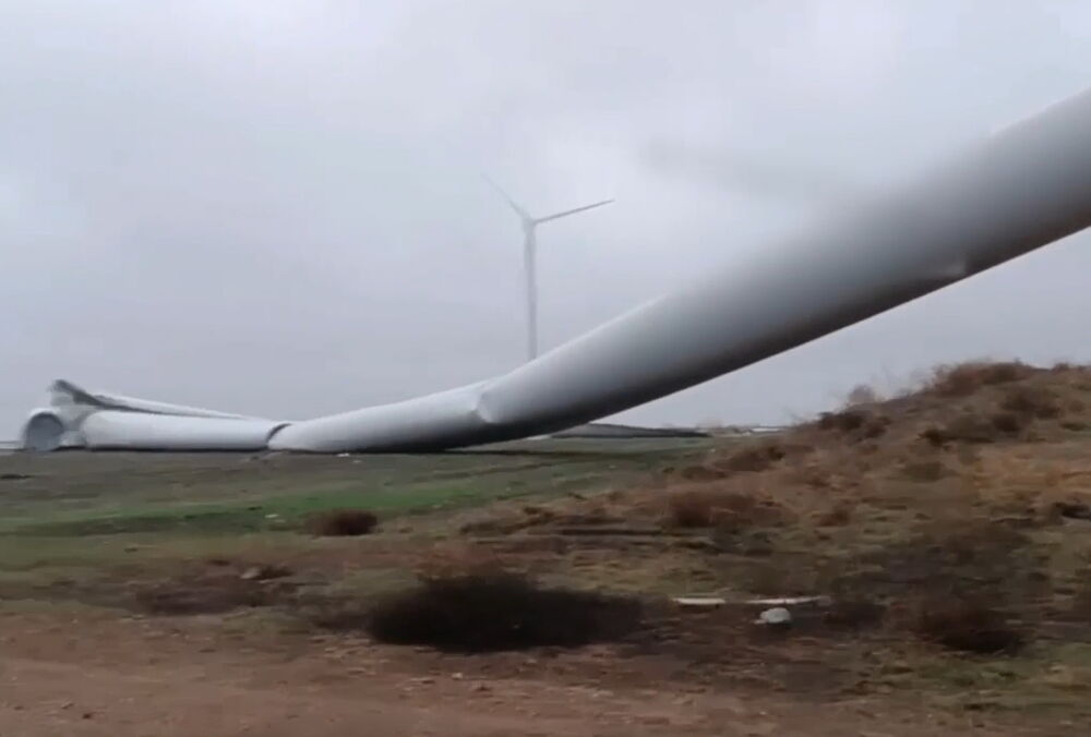 Під Одесою штормовий вітер повалив вітрогенератор: відео