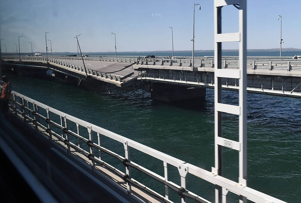 Через шторм у Криму сильно пошкоджено оборону Керченського мосту: у мережі опублікували фото