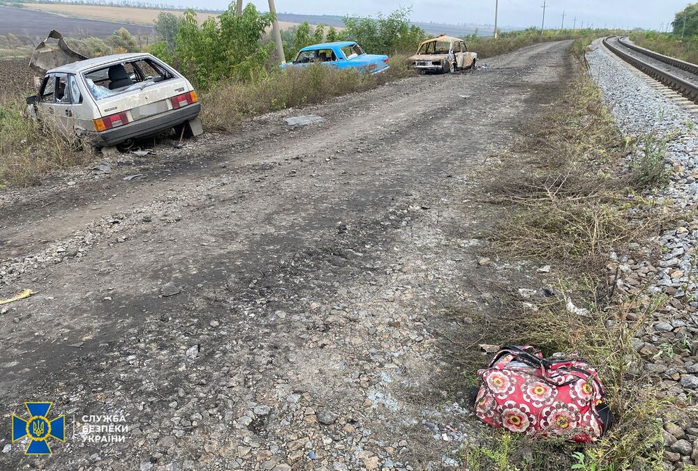 Появились фото с места обстрела гражданской колонны в Харьковской области. Половина погибших - дети Появились фото с места обстрела гражданской колонны в Харьковской области. Половина погибших - дети