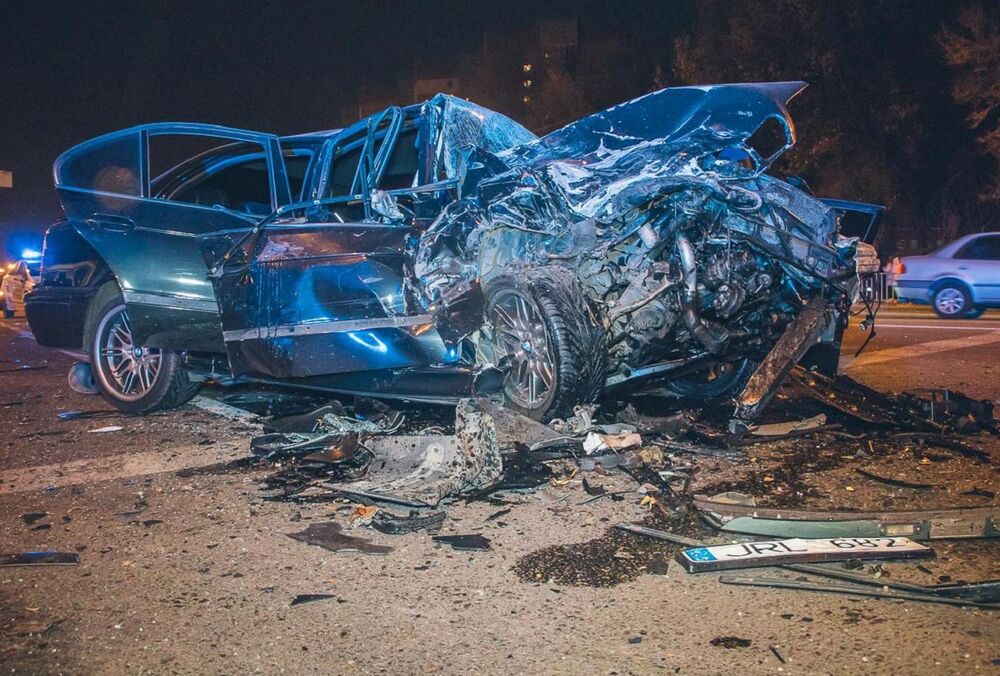 ДТП у Дніпрі: автомобіль Subaru зніс людей на зупинці