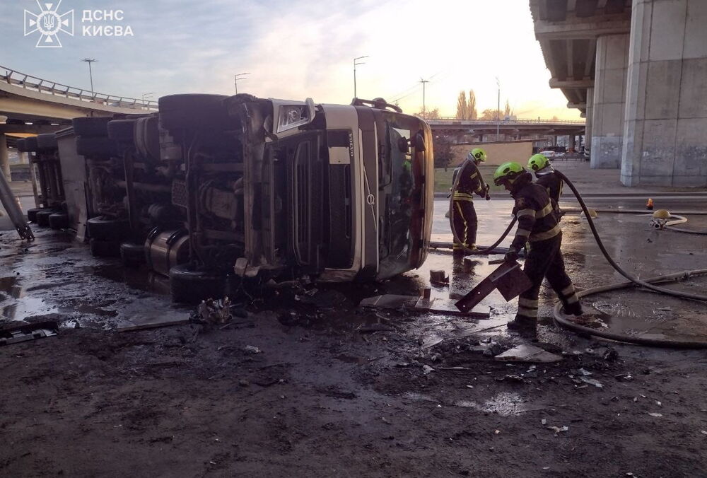 В Киеве с моста слетел грузовик: фото
