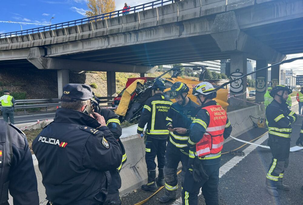 В Мадриде на трассу упал вертолет: видео