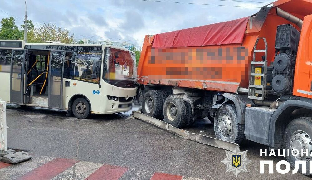 У Києві КамАЗ врізався у маршрутку з пасажирами, є постраждалі У Києві КамАЗ врізався у маршрутку з пасажирами, є постраждалі
