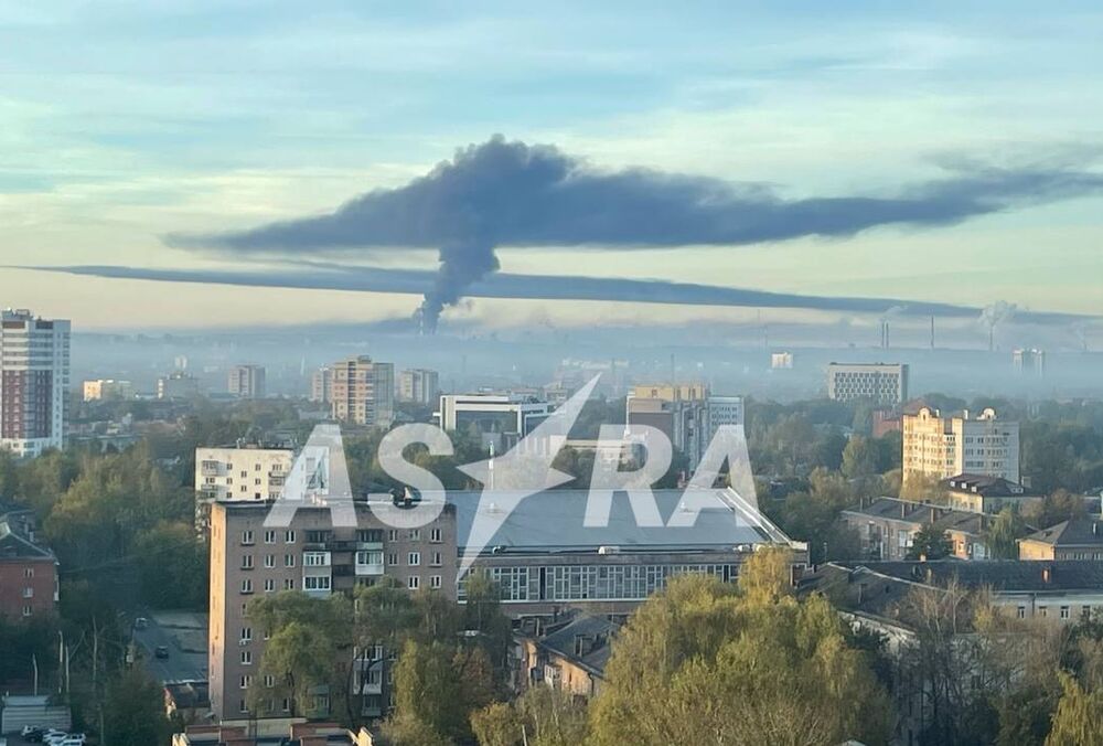 В Ярославлі горить НПЗ: влада каже, що атаки дронів не було