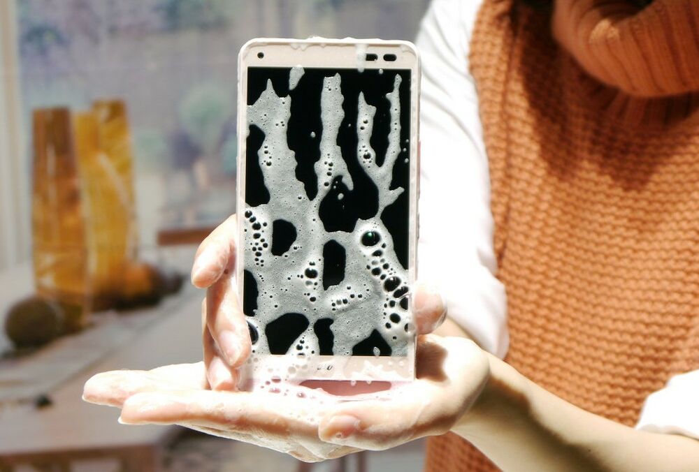 В Великобритании разработали смартфон, который можно мыть с мылом