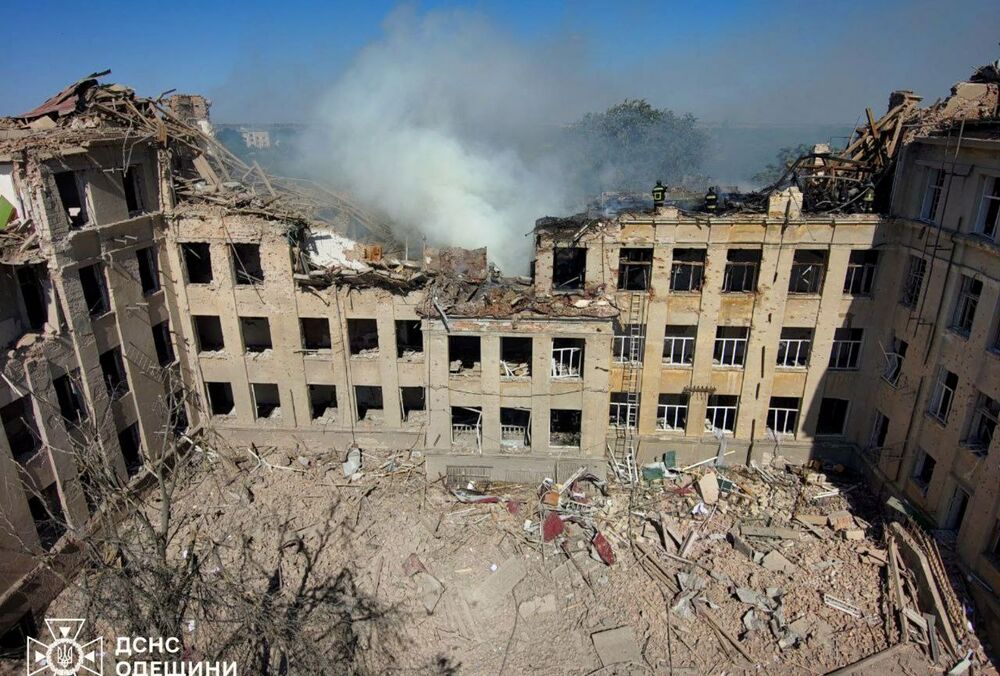 Спасатели и кинологи продолжают работать на руинах лицея в Белгород-Днестровском (фото, видео)