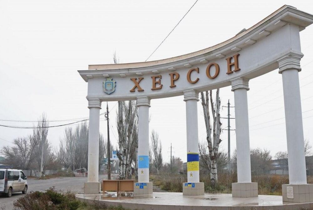 Оккупанты обстреляли Херсон, известно о погибших и раненных 