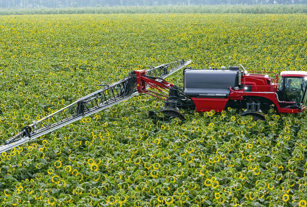 ”Думали, танк прикатил”: украинский фермер рассмешил бойцов ВСУ, принявшись опрыскивать их позиции