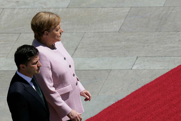 Зеленський зателефонував Меркель: лідери обговорили Донбас і можливу дату нормандського саміту