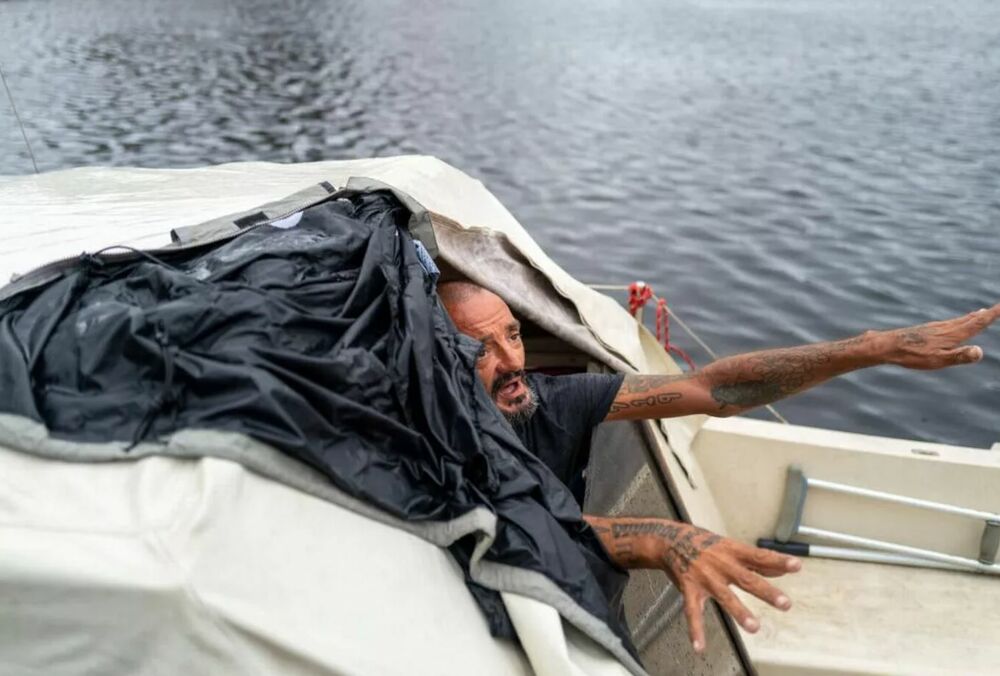 Во Флориде мужчина пережил ураган Милтон в лодке в открытом море