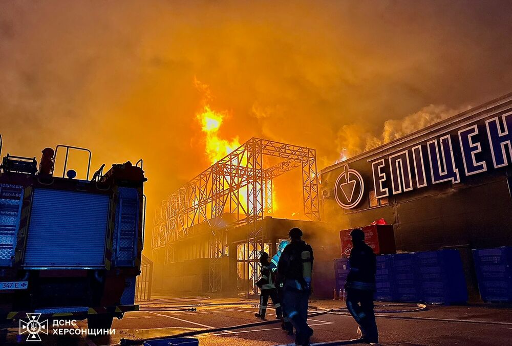 Россия всю ночь обстреливала Херсон: уничтожен еще один Эпицентр (кадры)
