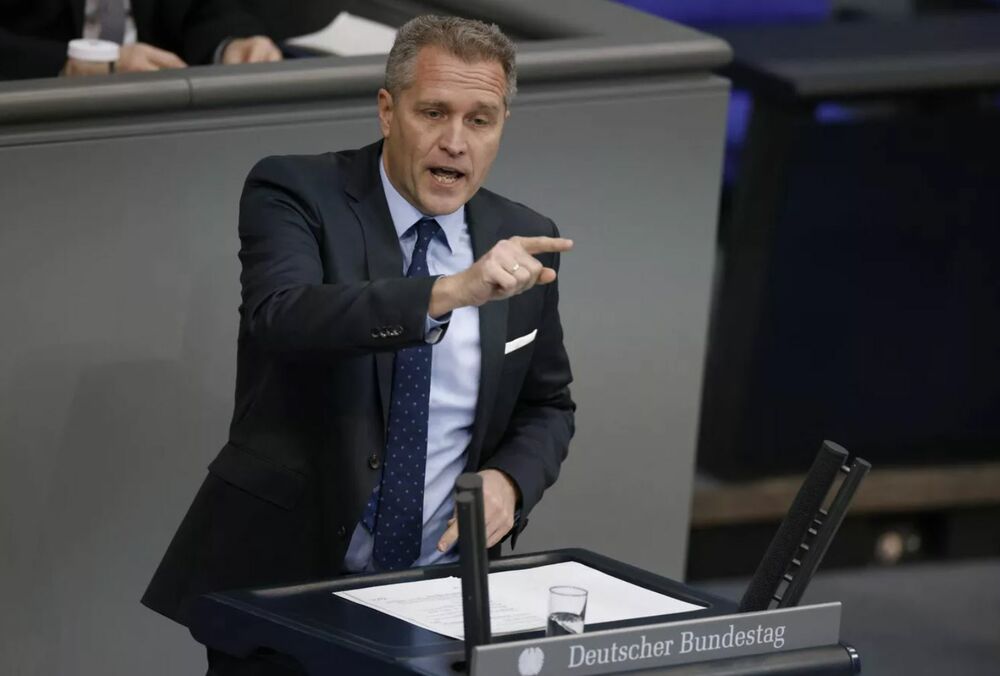 Силовики проводять масові обшуки у депутата Бундестагу - він пов'язаний із медіаплатформою Медведчука