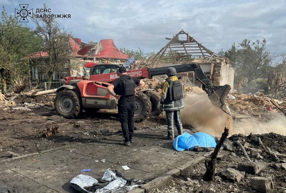 Россияне сбросили 5 авиабомб на Запорожскую область: двое погибших