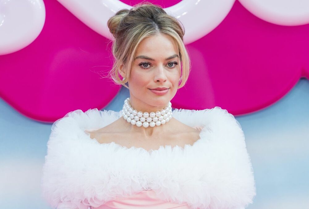 Марго Робби примерила эффектное платье от украинского бренда