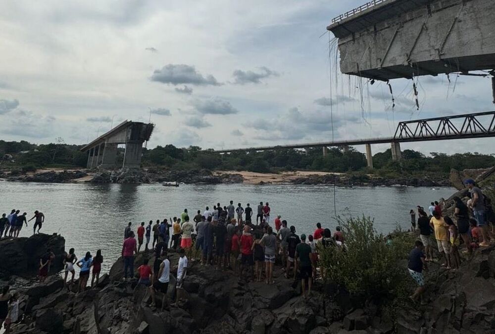 В Бразилии обрушился автомобильный мост