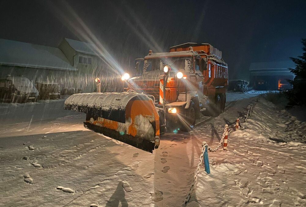 Последствия снегопадов: из-за оползня на Прикарпатье заблокировано движение автомобилей