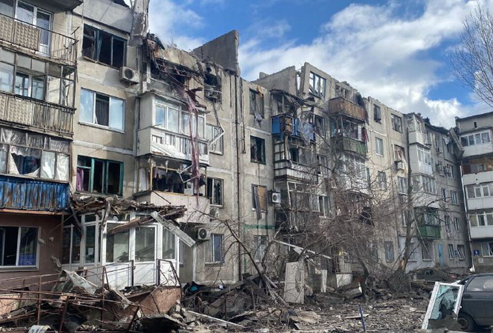 Удар по житловому будинку в Покровську: поранено 12 людей, під завалами щонайменше 2