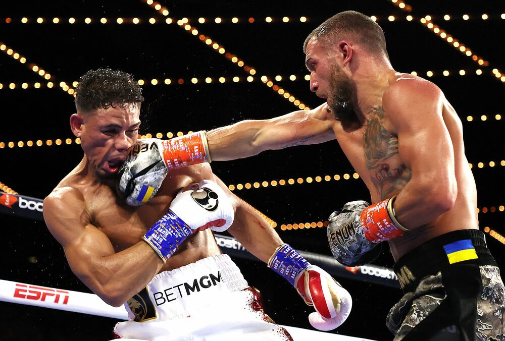 Ломаченко одержал победу в бою против Ортиса  Ломаченко одержал победу в бою против Ортиса