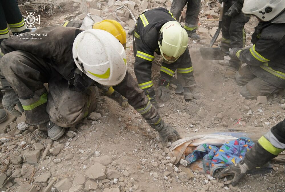 Зростає кількість жертв у Львові, по країні є проблеми зі світлом, водою, інтернетом: деталі ракетного удару