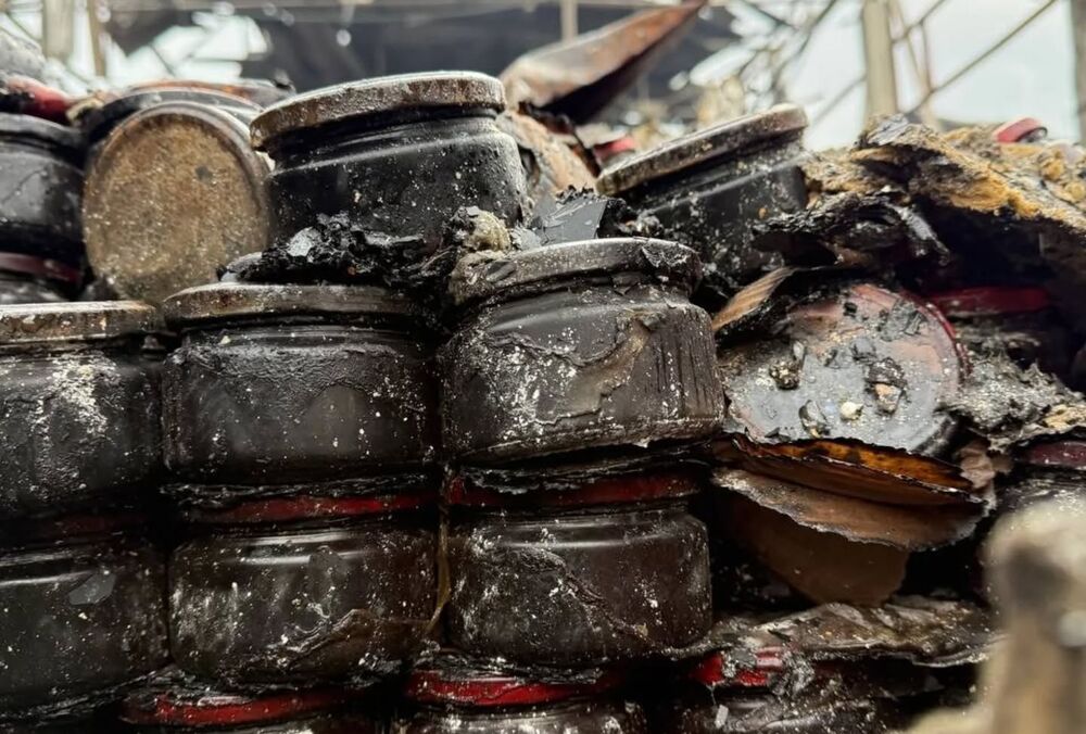Российская ракета уничтожила склад известного производителя соусов в Киеве: кадры Российская ракета уничтожила склад известного производителя соусов в Киеве: кадры