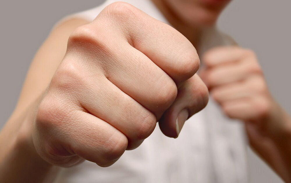 В Днепре избили энергетиков, которые приехали отключить свет в домах на критической линии