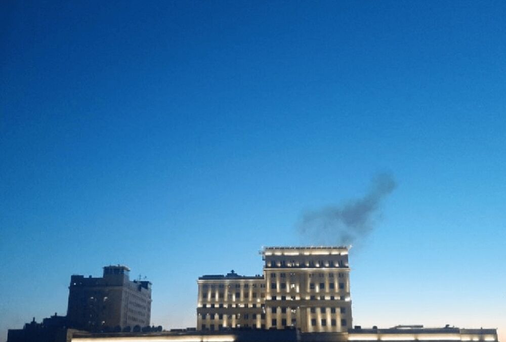 Москву атаковали беспилотники: повреждены здания вблизи Минобороны ГРУ России 