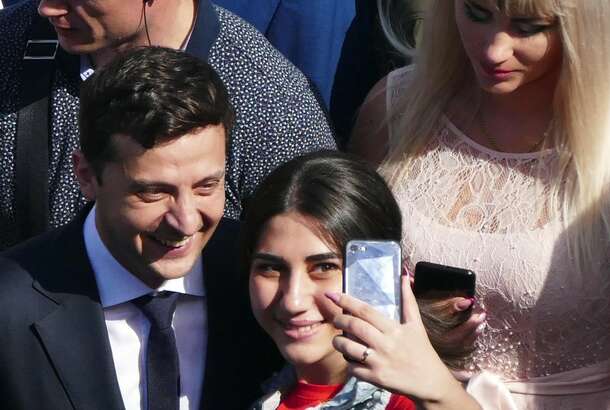 Стало відомо, хто сидить під аккаунтом Зеленського в Facebook і як президент реагує на ботів