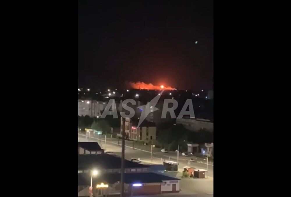 В Єйську після нічної атаки зайнялася пожежа на території 726-го навчального центру ППО В Єйську після нічної атаки зайнялася пожежа на території 726-го навчального центру ППО