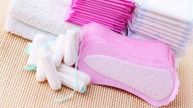 Первые в мире: власти Шотландии гарантировали всем женщинам бесплатные тампоны и прокладки