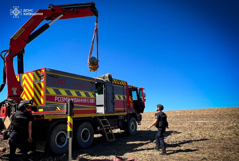 У полі на Київщині рятувальники знешкодили уламки ракети з бойовою частиною