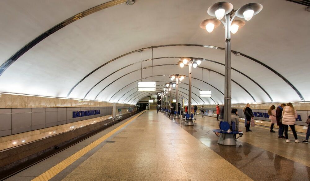 В Киеве возобновляет работу синяя ветка метро: как будет курсировать наземный и подземный транспорт